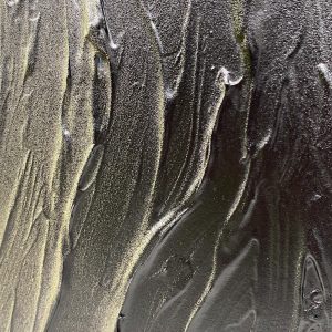 Abstraktes Originalgemälde „TREE“ von Sophie Friederichs mit organischen, baumähnlichen Farbstrukturen in Neonfarben auf naturfarbenem Hintergrund, dynamische Acrylmalerei mit vertikaler Komposition und moderner abstrakter Interpretation von Wachstum und Natur.