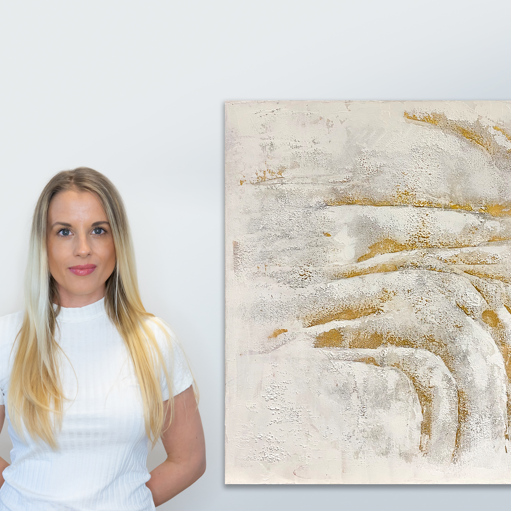 Gerahmtes abstraktes Gemälde „CLOUD 1“ von Sophie Friederichs im Format 70 × 70 cm mit Weiß-, Grau- und Goldtönen, strukturierter Oberfläche und modernem Schattenfugenrahmen aus Holz.
