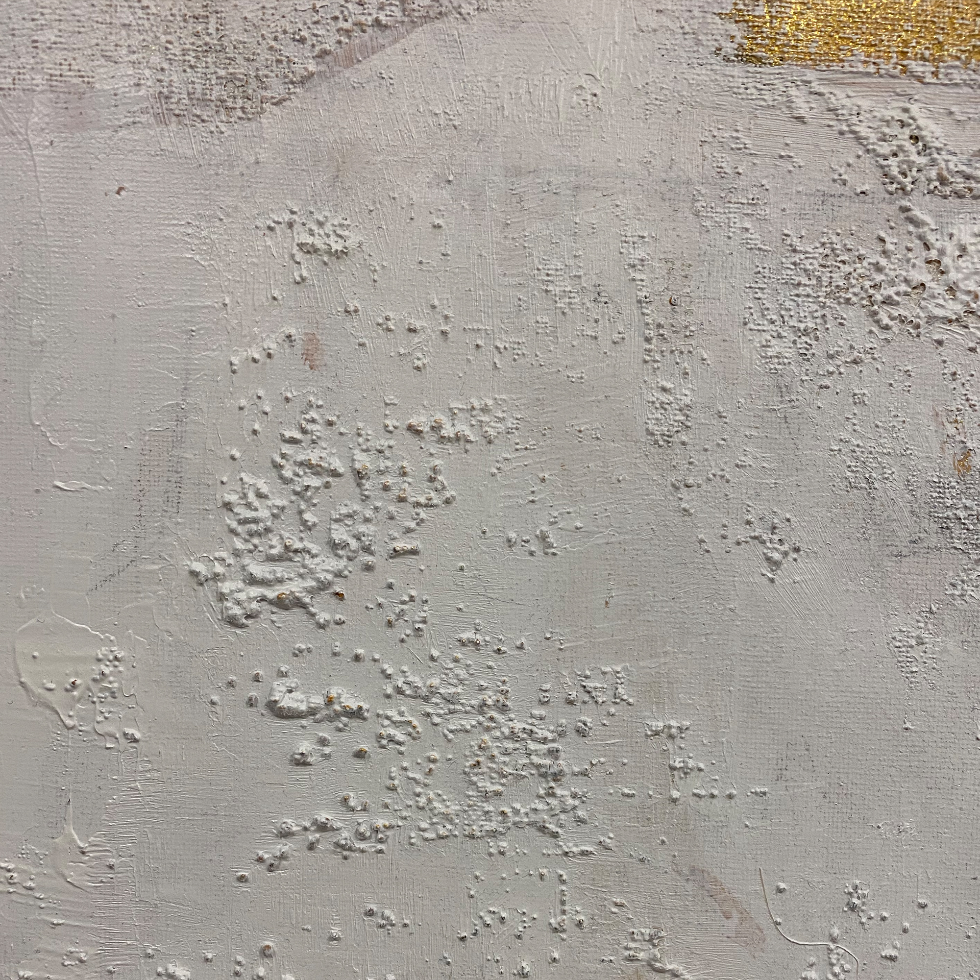 Gerahmtes abstraktes Gemälde „CLOUD 1“ von Sophie Friederichs im Format 70 × 70 cm mit Weiß-, Grau- und Goldtönen, strukturierter Oberfläche und modernem Schattenfugenrahmen aus Holz.