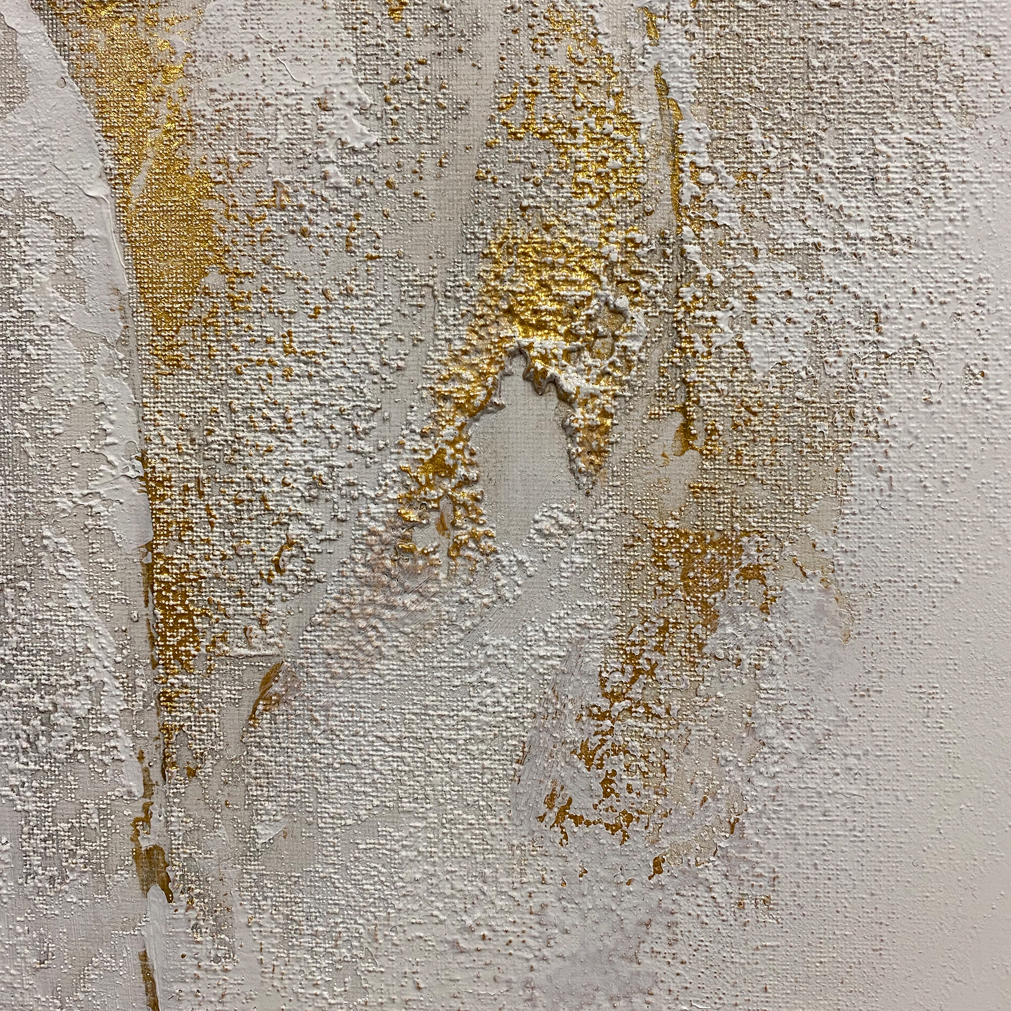 Gerahmtes abstraktes Gemälde „CLOUD 1“ von Sophie Friederichs im Format 70 × 70 cm mit Weiß-, Grau- und Goldtönen, strukturierter Oberfläche und modernem Schattenfugenrahmen aus Holz.
