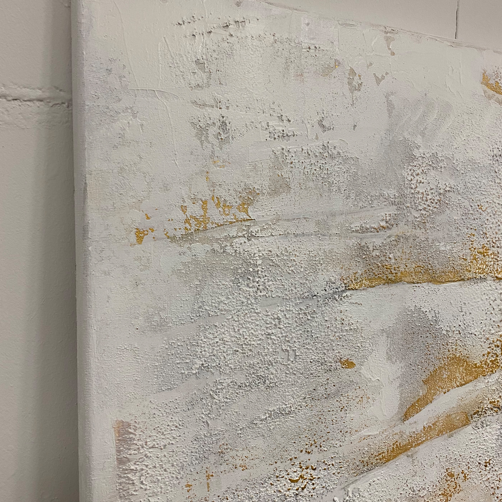 Gerahmtes abstraktes Gemälde „CLOUD 1“ von Sophie Friederichs im Format 70 × 70 cm mit Weiß-, Grau- und Goldtönen, strukturierter Oberfläche und modernem Schattenfugenrahmen aus Holz.