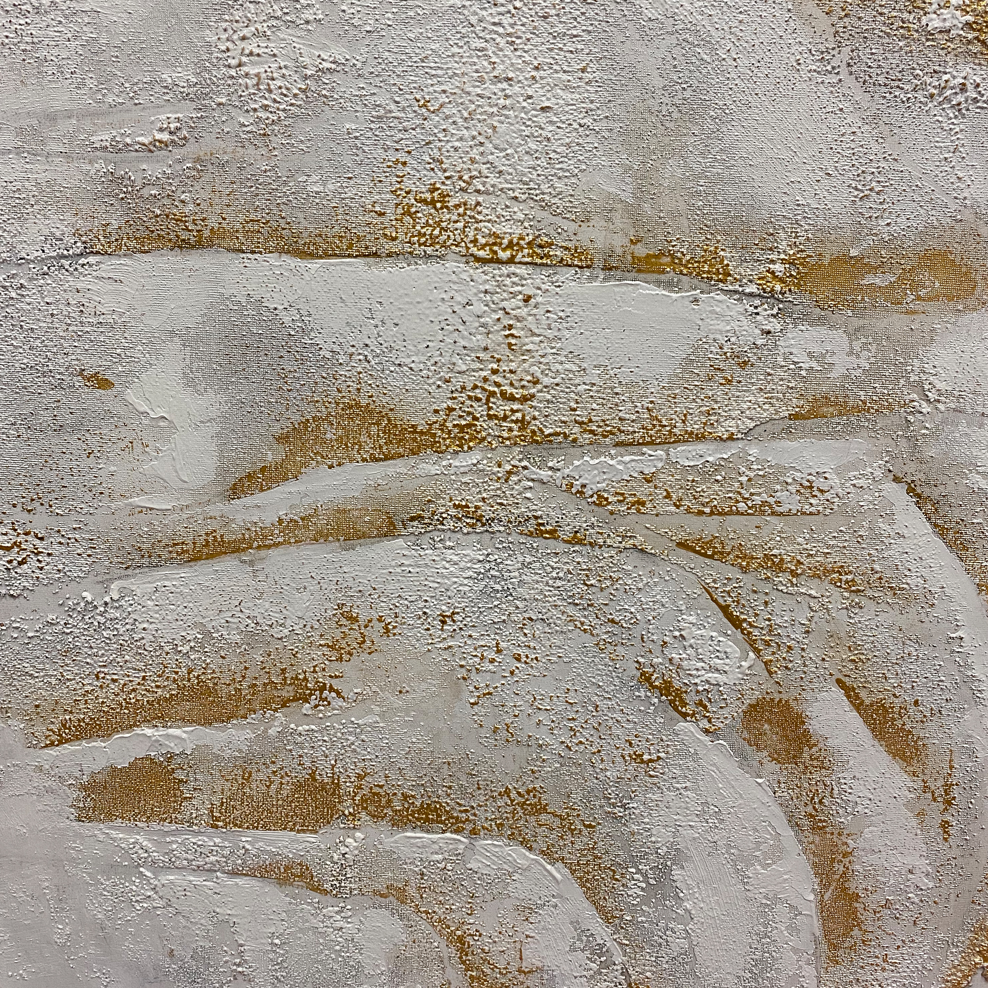 Gerahmtes abstraktes Gemälde „CLOUD 1“ von Sophie Friederichs im Format 70 × 70 cm mit Weiß-, Grau- und Goldtönen, strukturierter Oberfläche und modernem Schattenfugenrahmen aus Holz.