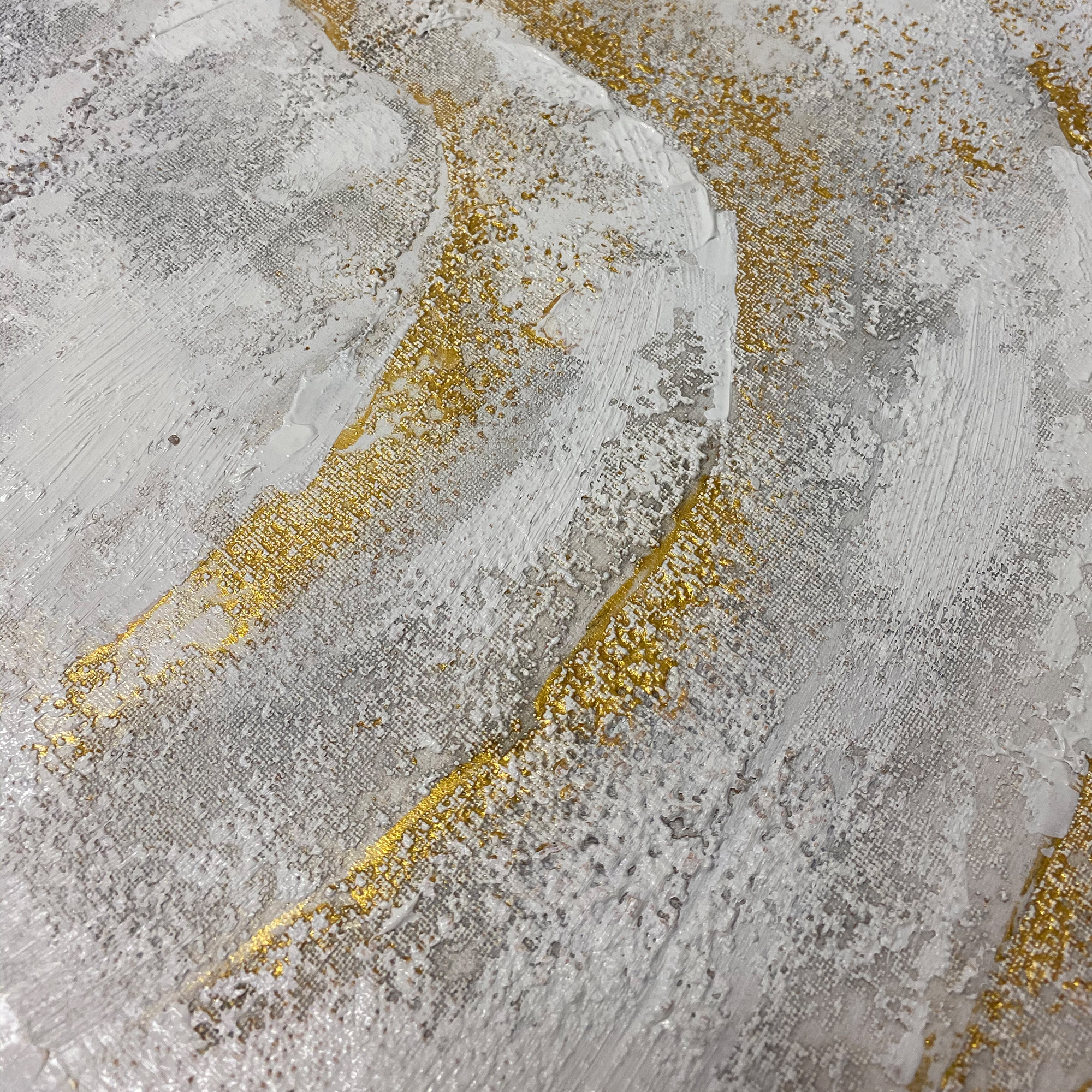 Gerahmtes abstraktes Gemälde „CLOUD 1“ von Sophie Friederichs im Format 70 × 70 cm mit Weiß-, Grau- und Goldtönen, strukturierter Oberfläche und modernem Schattenfugenrahmen aus Holz.