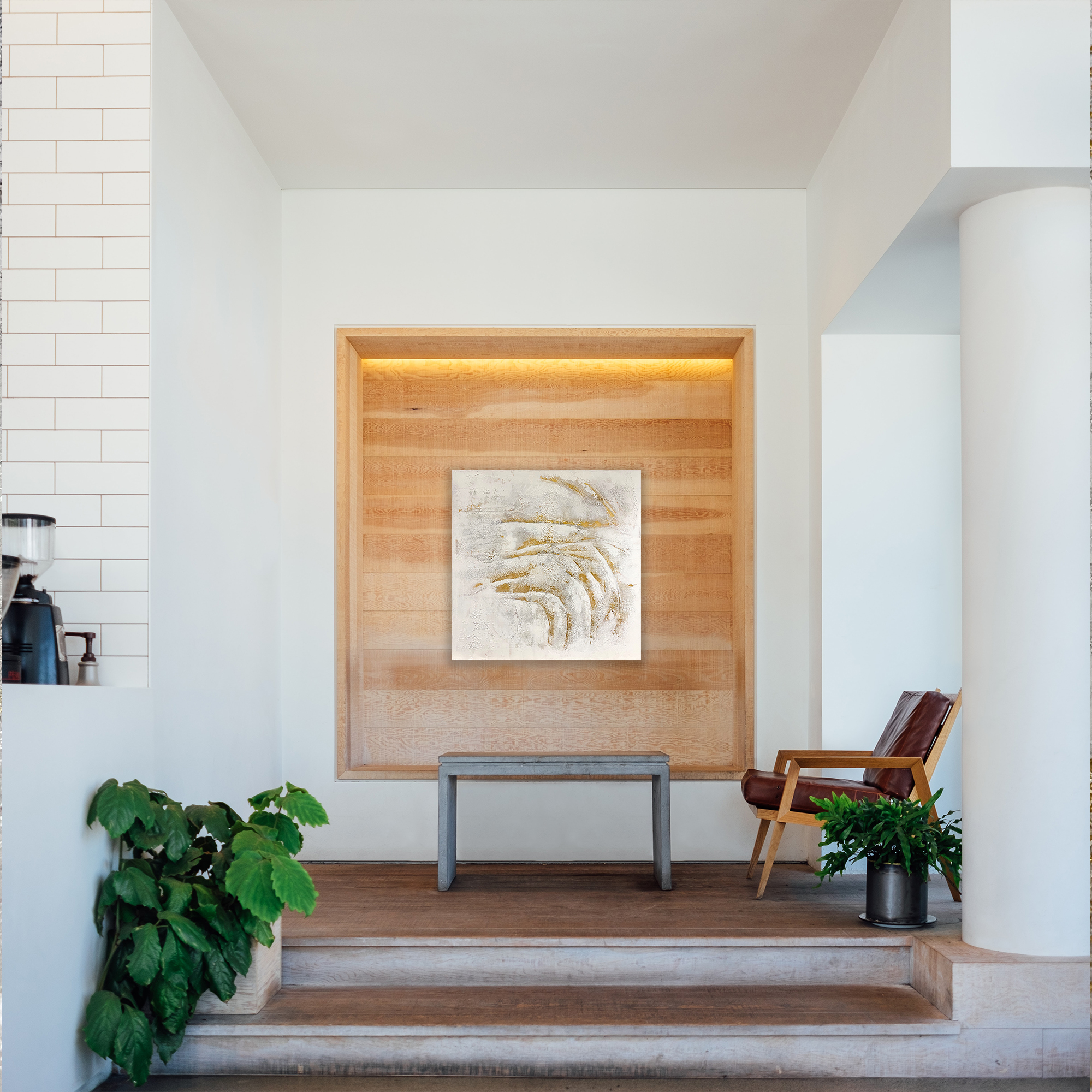 Gerahmtes abstraktes Gemälde „CLOUD 1“ von Sophie Friederichs im Format 70 × 70 cm mit Weiß-, Grau- und Goldtönen, strukturierter Oberfläche und modernem Schattenfugenrahmen aus Holz.