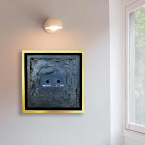 OLD – Einzigartiges Mixed-Media-Kunstwerk (20 × 20 cm) mit echter Vintage-Musikkassette, schwarzem Crackle-Finish und edlem Goldrahmen. Handgefertigtes Unikat für Design- und Kunstliebhaber.