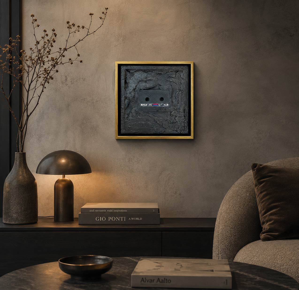 OLD – Einzigartiges Mixed-Media-Kunstwerk (20 × 20 cm) mit echter Vintage-Musikkassette, schwarzem Crackle-Finish und edlem Goldrahmen. Handgefertigtes Unikat für Design- und Kunstliebhaber.
