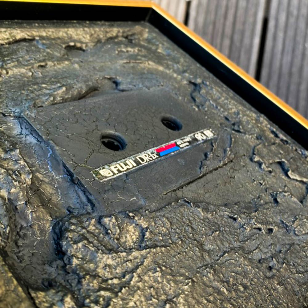OLD – Einzigartiges Mixed-Media-Kunstwerk (20 × 20 cm) mit echter Vintage-Musikkassette, schwarzem Crackle-Finish und edlem Goldrahmen. Handgefertigtes Unikat für Design- und Kunstliebhaber.