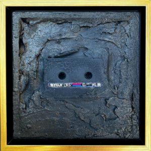 OLD – Einzigartiges Mixed-Media-Kunstwerk (20 × 20 cm) mit echter Vintage-Musikkassette, schwarzem Crackle-Finish und edlem Goldrahmen. Handgefertigtes Unikat für Design- und Kunstliebhaber.