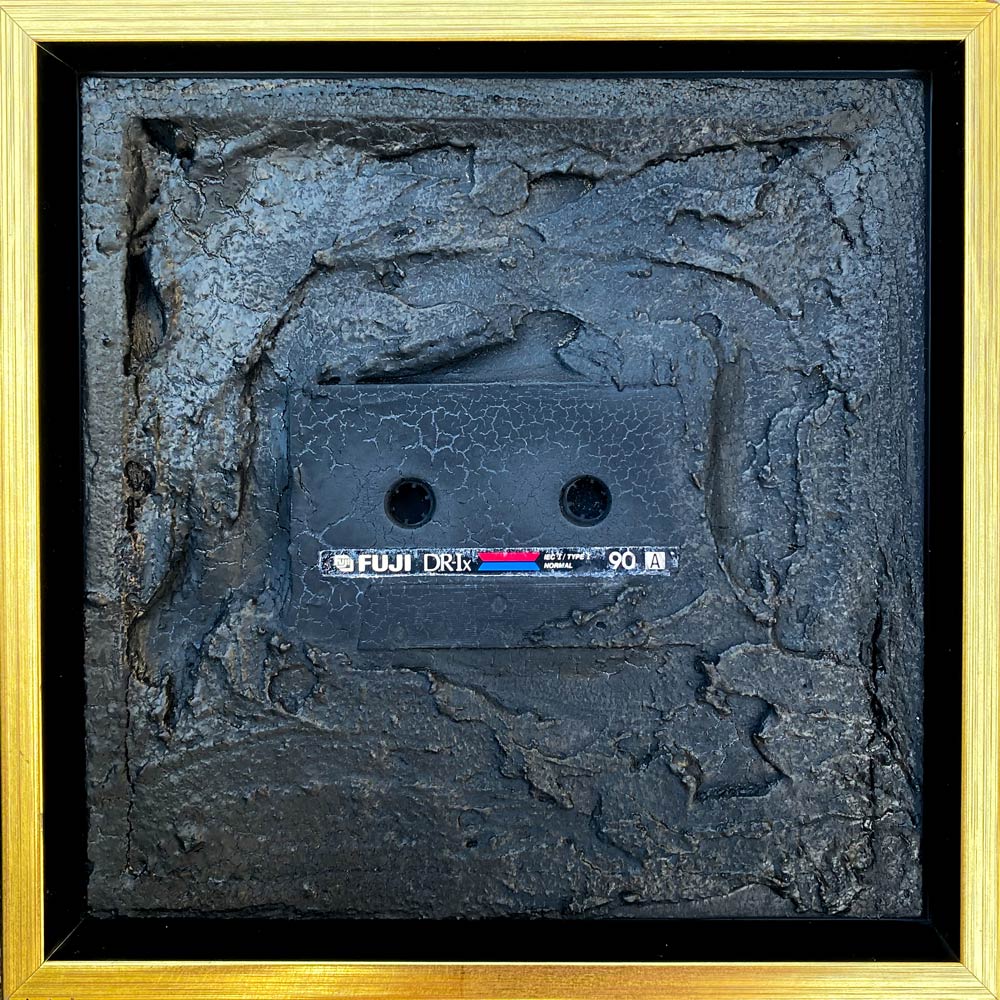 OLD – Einzigartiges Mixed-Media-Kunstwerk (20 × 20 cm) mit echter Vintage-Musikkassette, schwarzem Crackle-Finish und edlem Goldrahmen. Handgefertigtes Unikat für Design- und Kunstliebhaber.