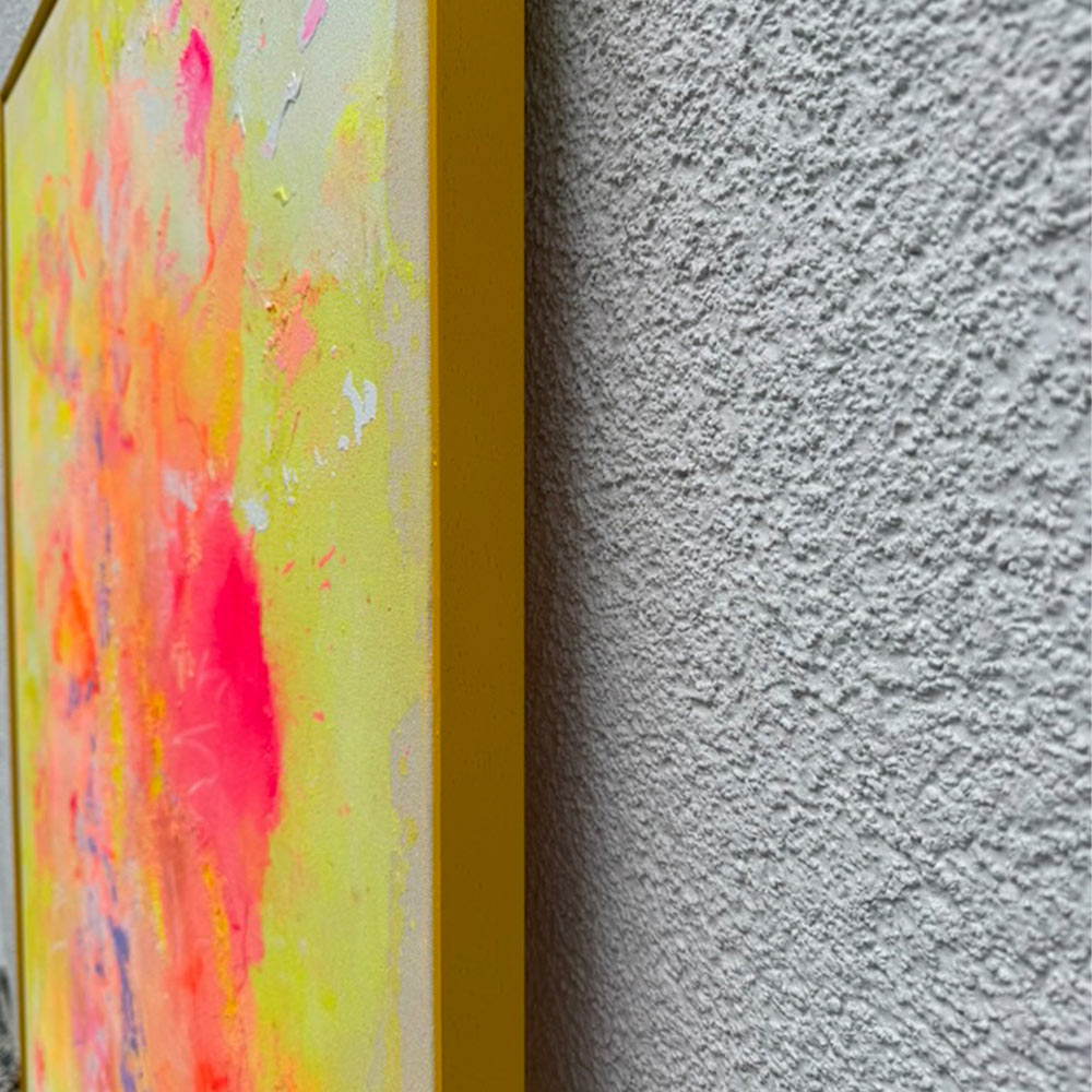 Abstraktes Acrylgemälde „LULU“ auf Naturleinwand, 120 × 100 cm, mit leuchtenden Farbflächen in Pink, Koralle, Orange, Limettengrün und Blau, eingefasst in einen schmalen gelben Holzrahmen.