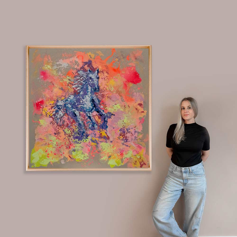 Handgemaltes abstraktes Pferdebild SPEED in Lila und Blau, 100 × 100 cm, modernes Gemälde mit dynamischer Farbkomposition